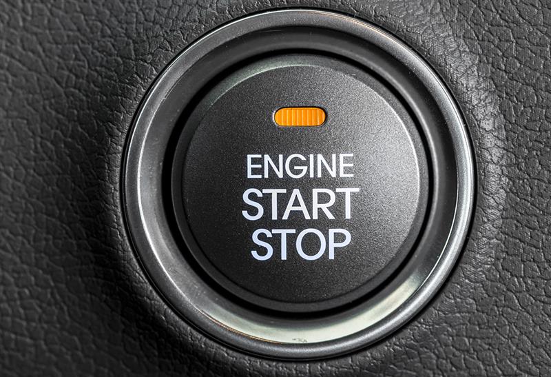 Απεικονίζεται ένα κουμπί που αναγράφει τις λέξεις ENGINE, START, STOP.